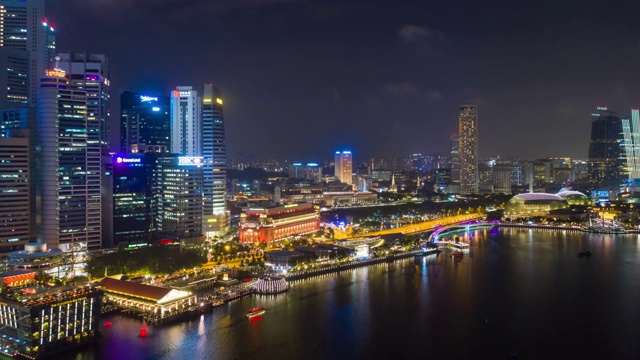 夜光照亮新加坡城市市中心海湾航拍全景，4k时间间隔视频素材