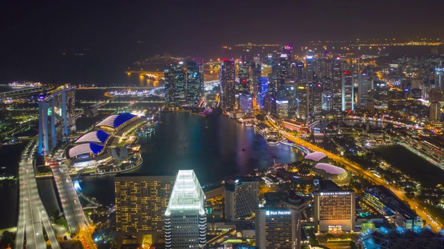 夜间照明新加坡城市景观市中心交通道路飞行鸟瞰图4k时间间隔视频素材