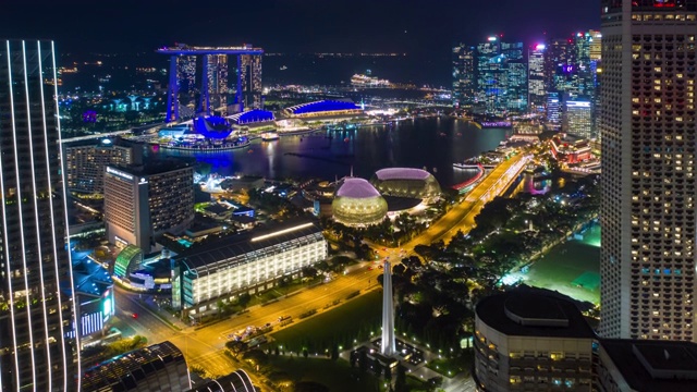 夜间照明新加坡城市景观滨海湾市中心空中全景，4k时间间隔视频素材