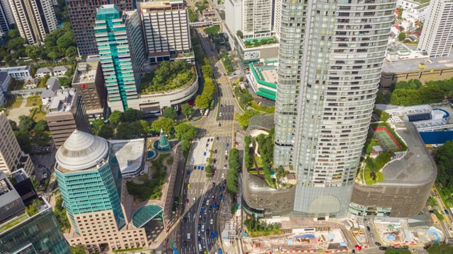 白天的新加坡城市景观市中心交通街道十字路口的空中全景，4k时间间隔视频素材