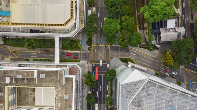 白天的新加坡城市景观交通街道十字路口空中俯视图，4k时间间隔视频素材