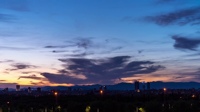 从白天到夜晚日落时马德里天际线的推移视频素材