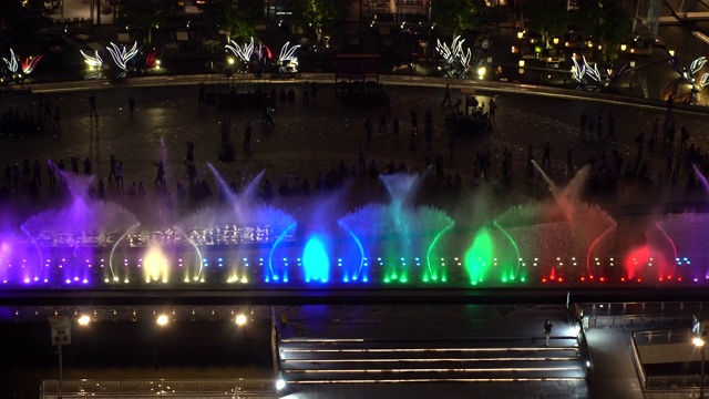 晚上喷泉的美丽。视频素材