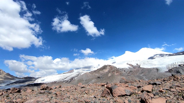 沉睡的厄尔布鲁斯火山脚下的时间流逝，天空的雪峰与移动的阴影和云。北高加索地区。俄罗斯视频素材