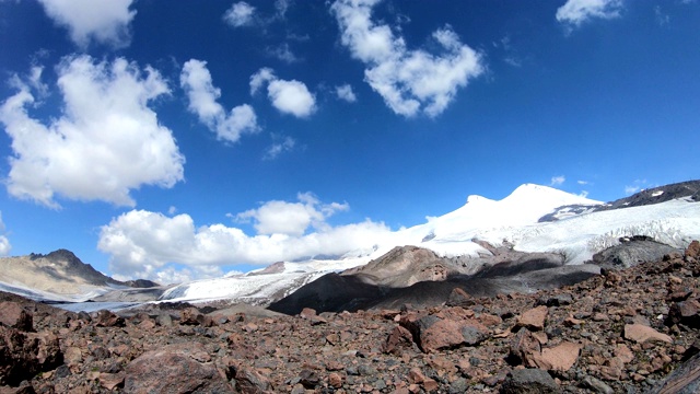 沉睡的厄尔布鲁斯火山脚下的时间流逝，天空的雪峰与移动的阴影和云。北高加索地区。俄罗斯视频素材