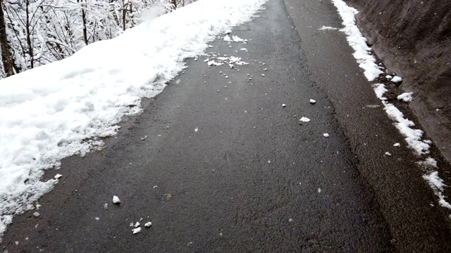 冬天，雪落在人行道上视频素材