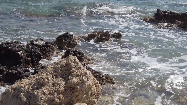 在地中海沿岸的海浪在罗德岛的特写。缓慢的运动。视频素材