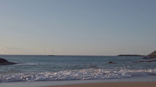 在地中海沿岸的海浪在罗德岛的特写。缓慢的运动。视频素材