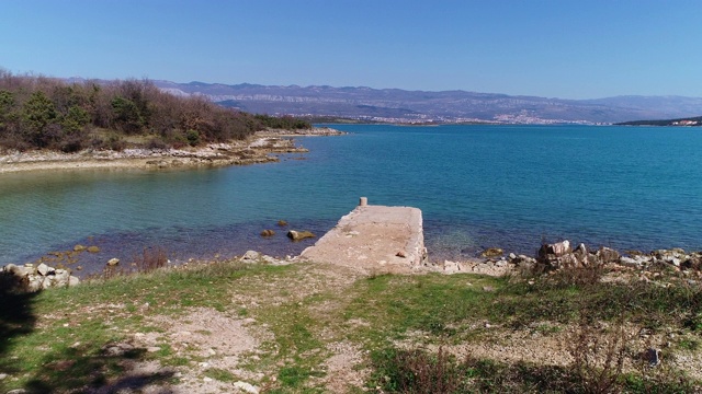 一个地中海岛屿海岸线上的无人机视角视频素材