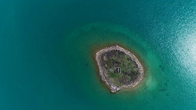 地中海小岛上的废弃房屋视频素材