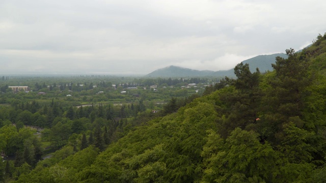 多云的天气树木覆盖的山视频素材