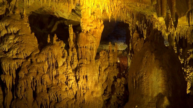 洞穴里的钟乳石和石笋视频素材