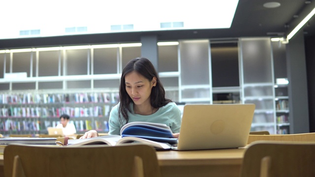 疲惫的学生用书本遮住脸视频素材