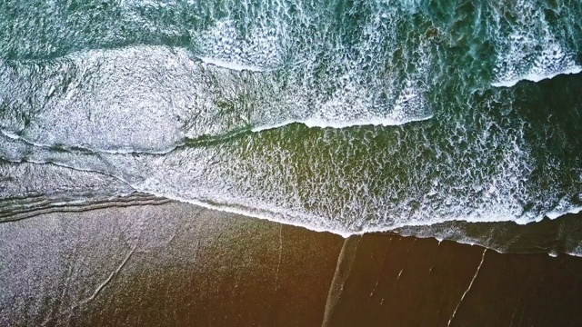 拉普什海滩上波涛汹涌视频素材