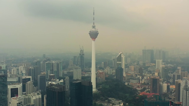 马来西亚夕阳下的吉隆坡城市天际线。视频素材