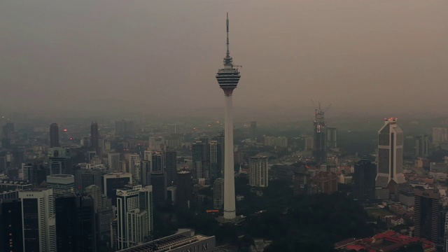 马来西亚夕阳下的吉隆坡城市天际线。视频素材