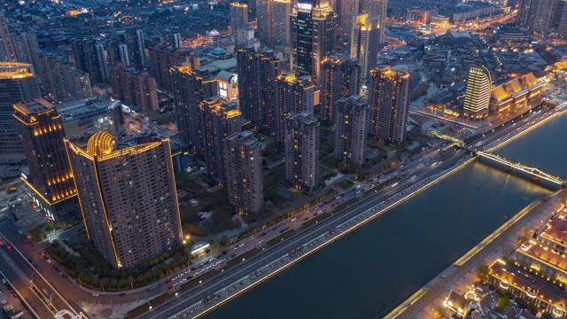 沿河住宅建筑的超近距离鸟瞰图视频素材