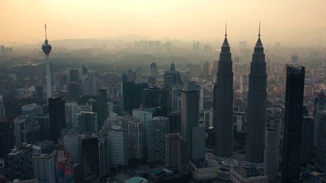 马来西亚夕阳下的吉隆坡城市天际线。视频素材