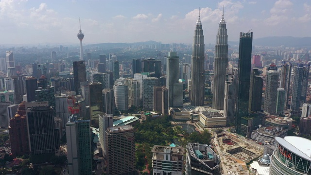 阳光明媚的一天吉隆坡市中心著名的塔顶城市景观空中全景4k马来西亚视频素材