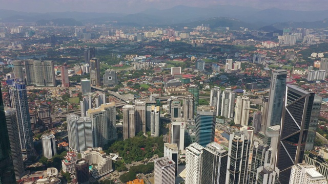 阳光明媚的一天航班飞越吉隆坡著名的城市景观空中全景4k马来西亚视频素材