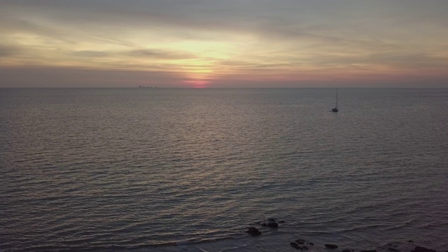 飞越大海与美丽的红色天空日落视频素材