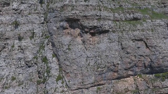 斜坡层状岩石的斜坡表面鸟瞰图视频素材