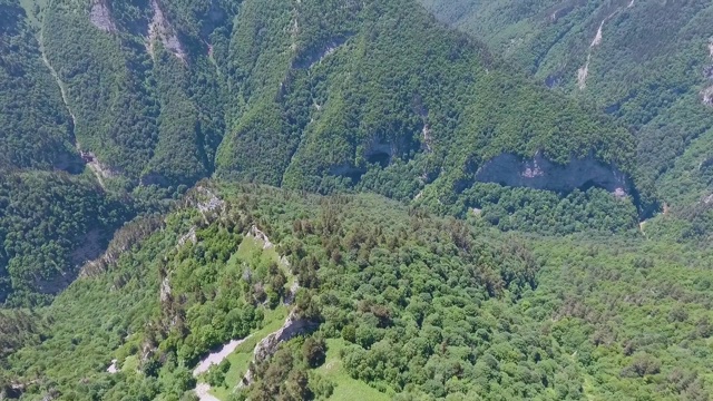 树木繁茂的高加索山脉。鸟瞰图。视频素材