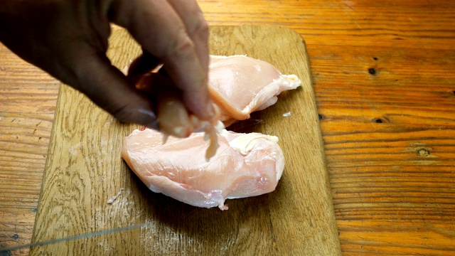 自制的烹饪。人手切鸡胸肉。视频素材