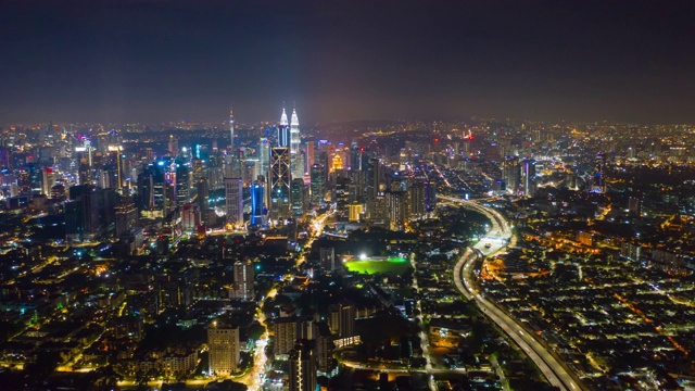 夜间照明吉隆坡市区空中全景，4k时间间隔马来西亚视频素材