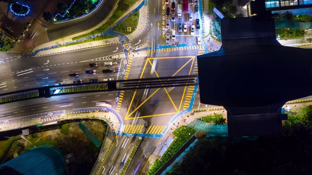 夜晚时间照亮吉隆坡城市中心交通街道十字路口空中俯视图4k时间间隔马来西亚视频素材