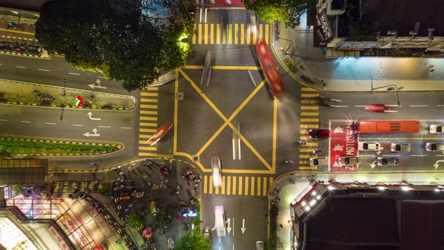 夜晚时间照亮吉隆坡城市中心交通街道十字路口空中俯视图4k时间间隔马来西亚视频素材