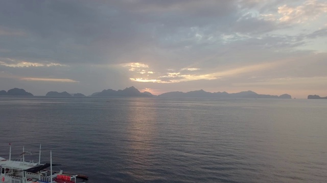 风景鸟瞰平静的海面与船和岛屿在日落视频素材