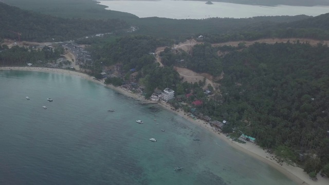 顶部鸟瞰图的El Nido Las Cabanas海滩在日落视频素材