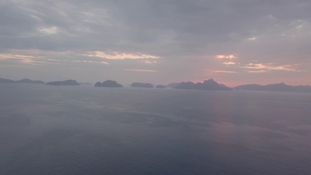 风景红天空日落群岛与平静的海视频素材