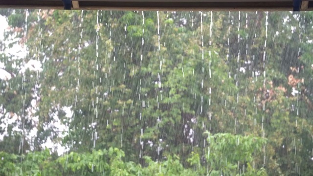 慢镜头:雨滴从屋顶落下视频素材