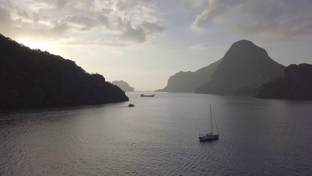 风景鸟瞰图的群岛与岛屿剪影日落视频素材