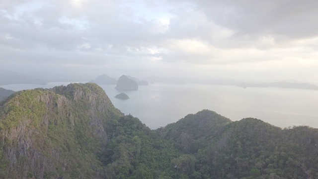 日落时菲律宾绿岛群岛的空中风景视频下载