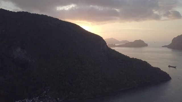 日落时菲律宾群岛的剪影风景视频素材