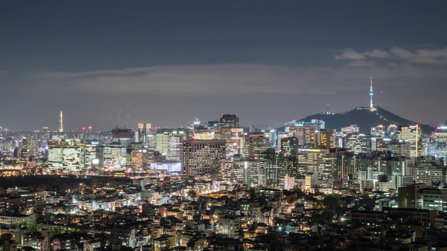 汉城建筑夜景N汉城塔(旅游景点)在钟诺，汉城视频素材