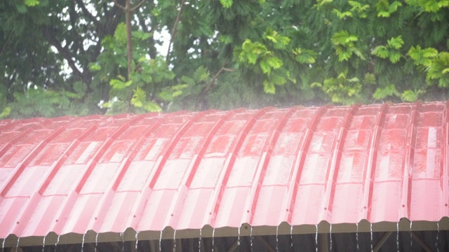 慢镜头:雨滴从屋顶落下视频素材