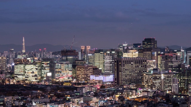 首尔钟诺市光华门广场附近城市建筑的夜景视频素材