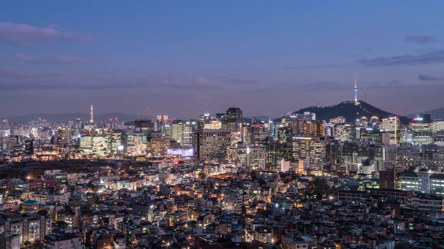 日落到夜景的城市建筑与N汉城塔(旅游景点)在钟诺，首尔视频素材