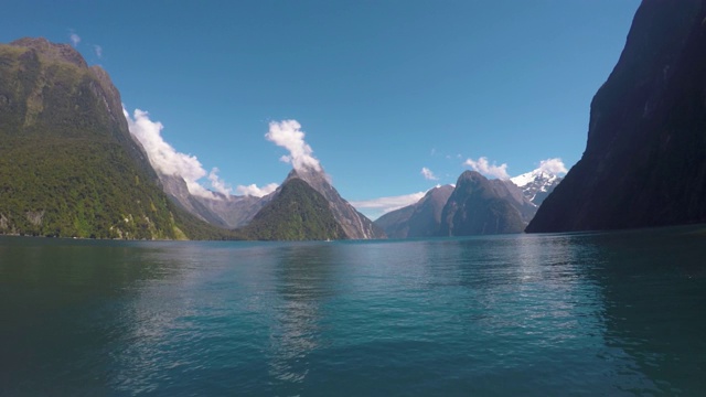 航行在新西兰美丽的山脉和峡湾。视频素材