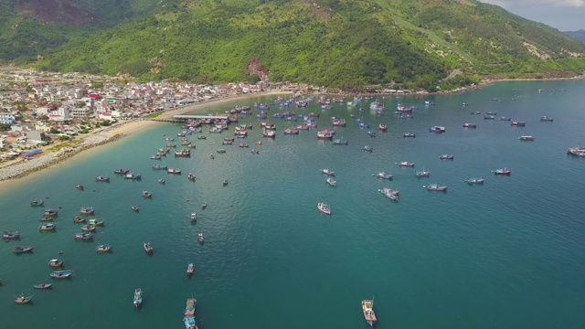 船舶和渔船伫立在海湾和碧水青山的空中景观。无人机查看海港的帆船视频素材