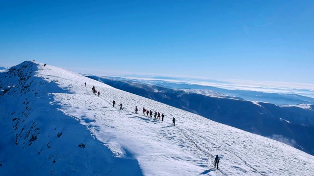 一群正在攀登山脊的登山运动员视频素材