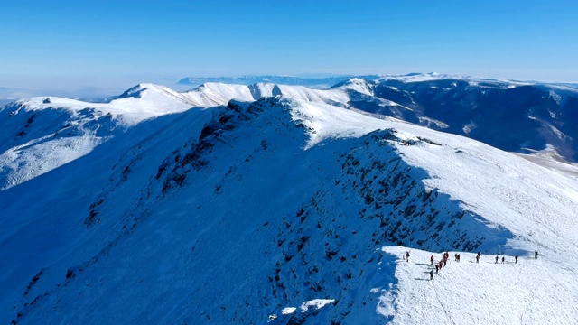 一群正在攀登山脊的登山运动员视频素材