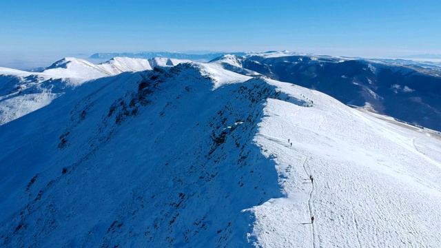 一群正在攀登山脊的登山运动员视频素材