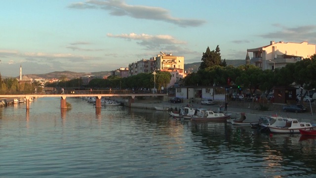 日落时分，Canakkale河上的渔船/土耳其
Canakkale /土耳其09/25/2013视频素材