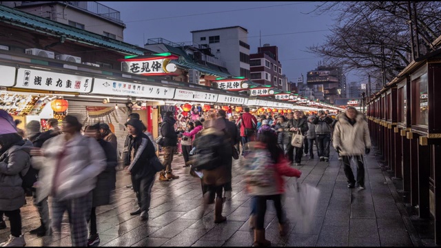 4K时间流逝-拥挤的人们在晚上在浅草购物-在日本东京浅草附近视频素材