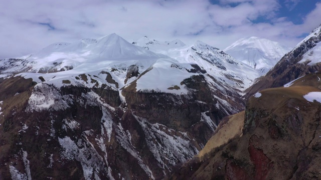 山上覆盖着积雪。高加索山脉视频素材